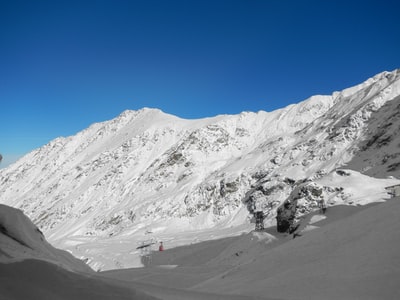 白昼积雪的山